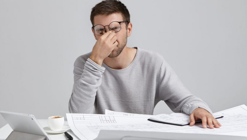 Noites mal dormidas, cansaço excessivo -- físico e mental -- e fadiga são alguns dos sintomas do burnout (síndrome de esgotamento mental).1 Por estes serem sintomas similares aos de alguns distúrbios do sono como a apneia do sono, pode haver confusão na identificação das condições.