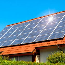 Além da economia financeira, as placas solares são fontes renováveis e inesgotáveis de energia, que provocam um impacto mínimo ao meio ambiente.