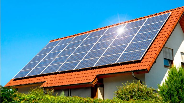 Além da economia financeira, as placas solares são fontes renováveis e inesgotáveis de energia, que provocam um impacto mínimo ao meio ambiente.