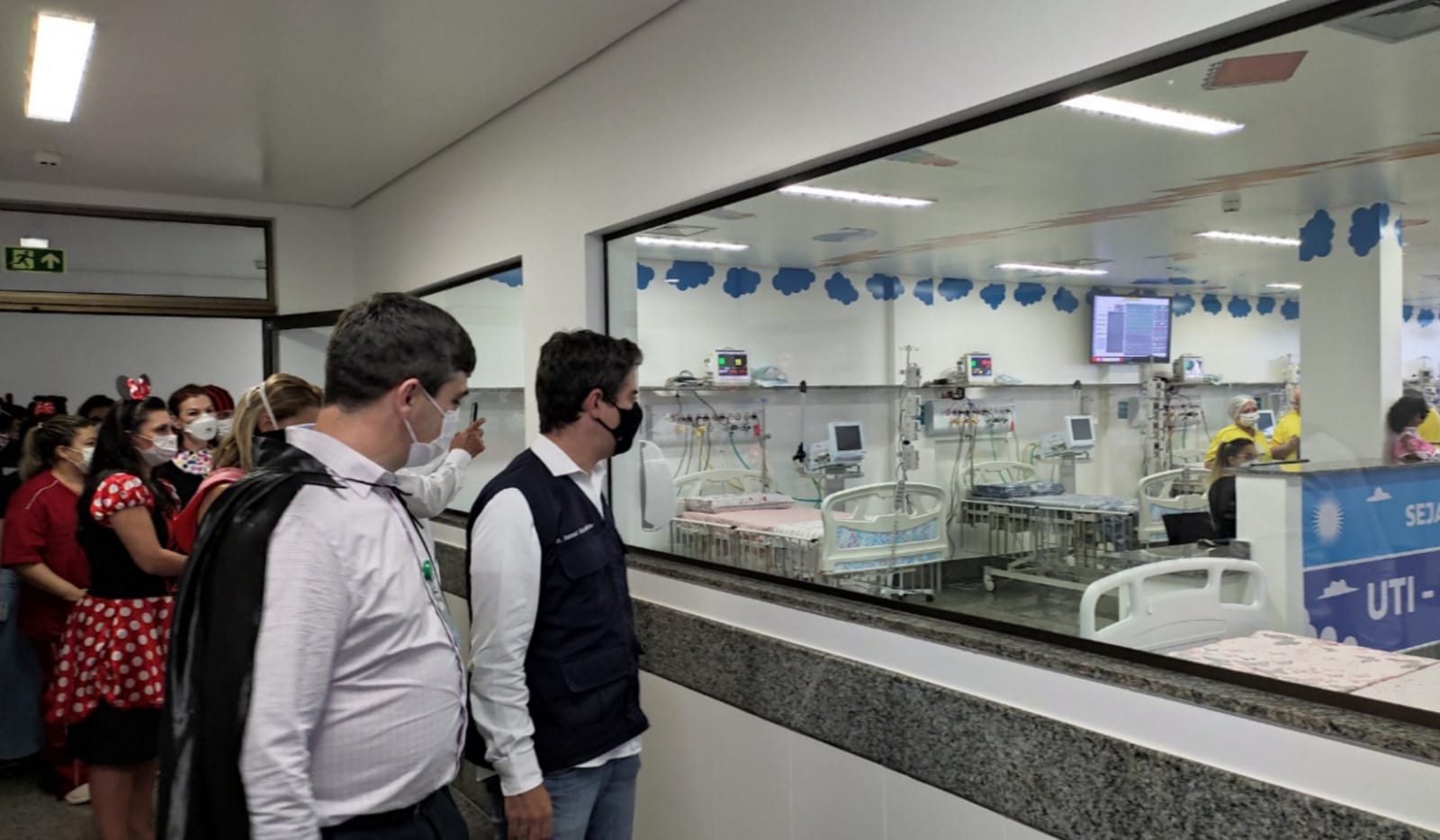 Secretário de Estado da Saúde de Goiás, Ismael Alexandrino e diretor do IMED, Getro de Oliveira Pádua, observando a UTI