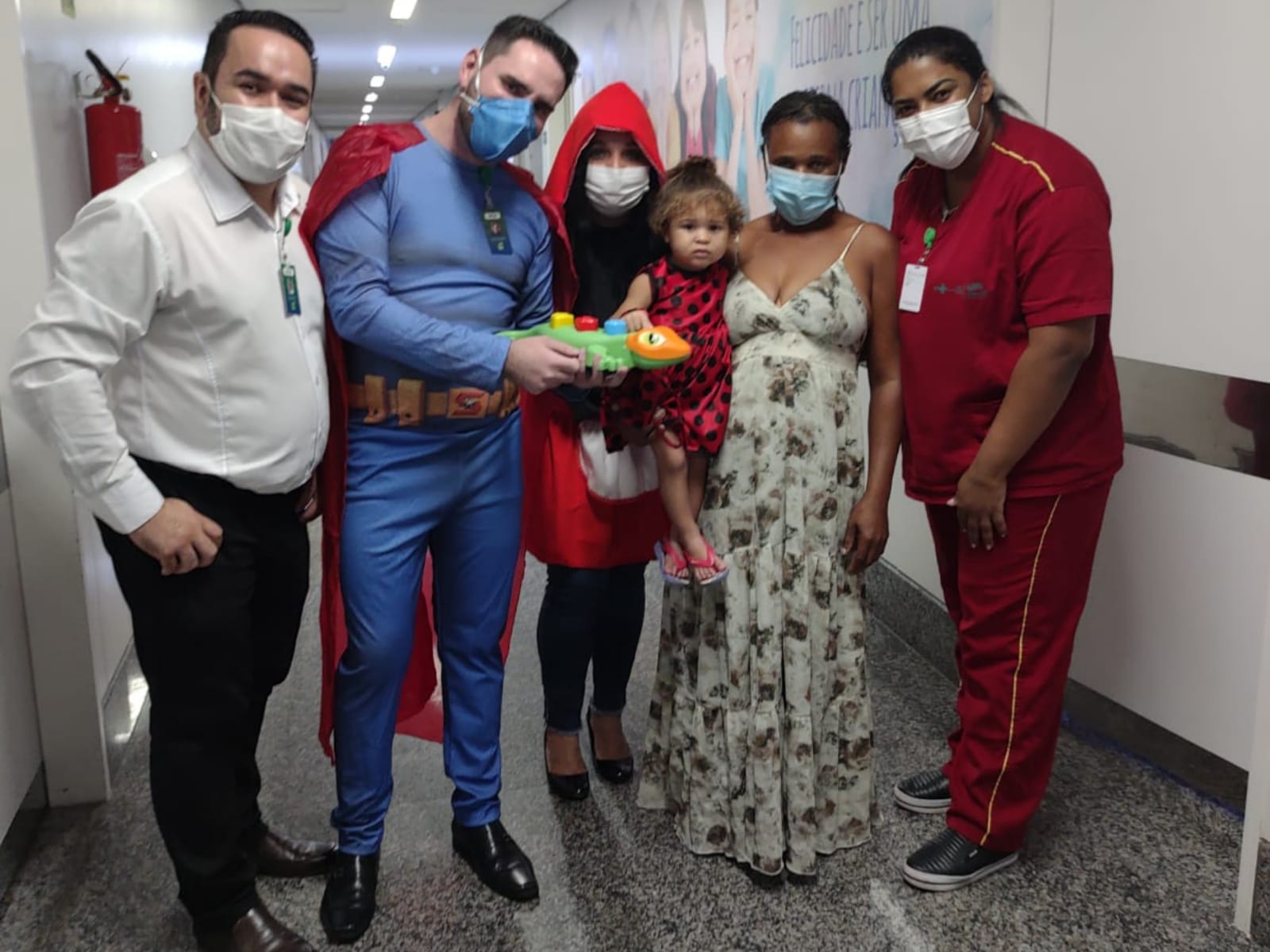 Paciente Katrinny Emanuelle com fantasia de LadyBug e equipe do HCN