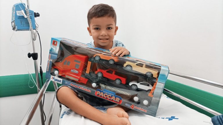 Hetrin faz surpresa de aniversário para criança internada