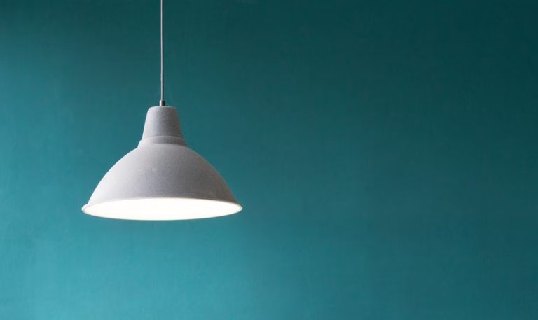 A redução estimada pelo governo nas contas de luz para o consumidor é de cerca de 20%. Isso será possível porque, com os reservatórios de quatro das cinco regiões do país mais cheios, é possível, ao operador do sistema elétrico nacional, dispensar o uso de termelétricas, que têm custo maior do que o das hidrelétricas.