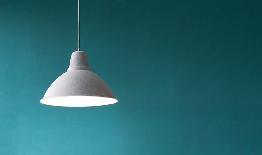 A redução estimada pelo governo nas contas de luz para o consumidor é de cerca de 20%. Isso será possível porque, com os reservatórios de quatro das cinco regiões do país mais cheios, é possível, ao operador do sistema elétrico nacional, dispensar o uso de termelétricas, que têm custo maior do que o das hidrelétricas.