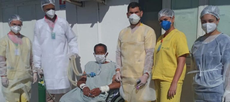 Equipe multidisciplinar do Hetrin promove banho de sol para pacientes internados