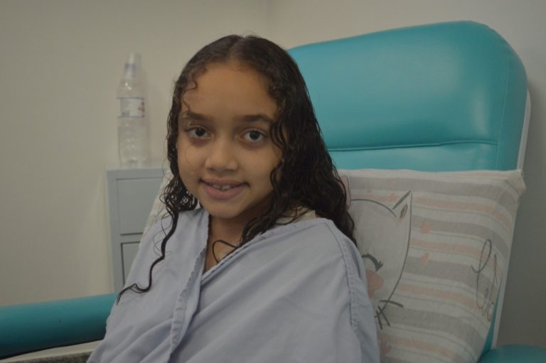 Criança de 8 anos comemora aniversário no HCN após 28 dias na UTI