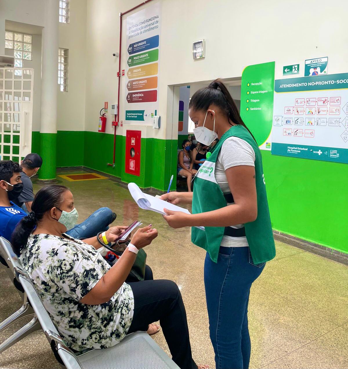 Atendente do Posso Ajudar recolhendo informações da paciente