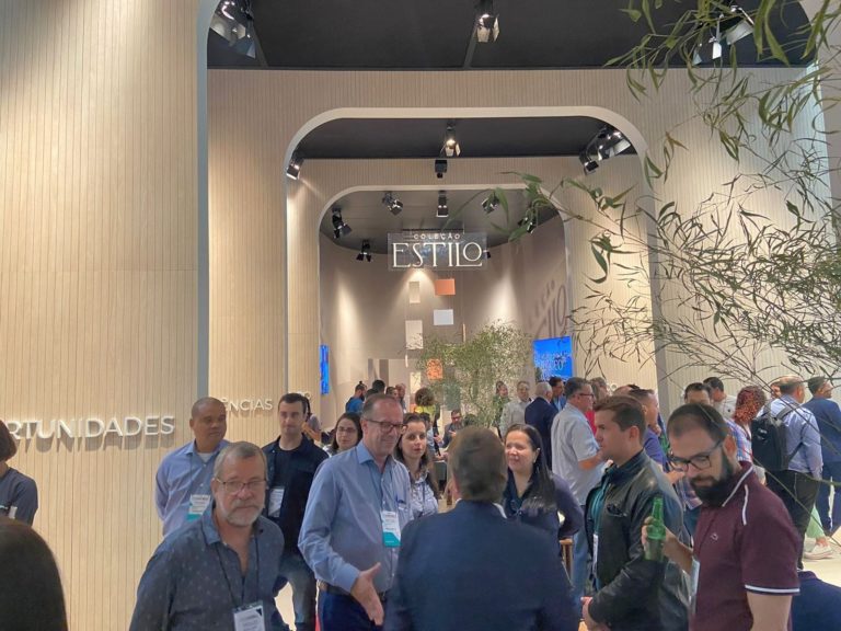 Greenplac antecipa tendência e lança MDF com padrão mate acetinado na Formóbile 2022