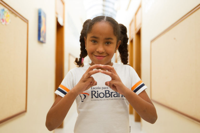 O Centro de Educação para Surdos Rio Branco (CES Rio Branco) garante o direito à educação e à inclusão com aulas em Libras e diferentes atividades em parceria com as famílias, introduzindo a criança à trajetória escolar