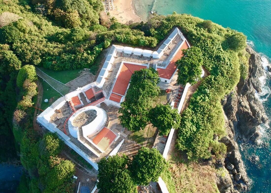 A consultoria responsável pelo processo de emissão do selo informou que a fortaleza tornou-se o primeiro equipamento de Noronha a neutralizar 100% as emissões de carbono e o "primeiro patrimônio histórico tombado do Brasil a ter este título".