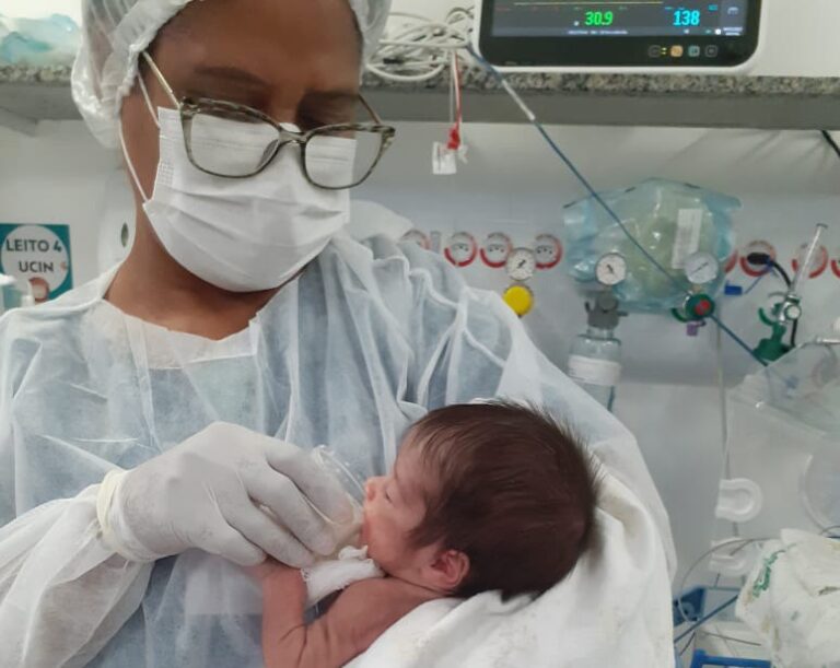 Hospital Estadual Centro-Norte Goiano utiliza método do copinho para amamentação de recém-nascidos