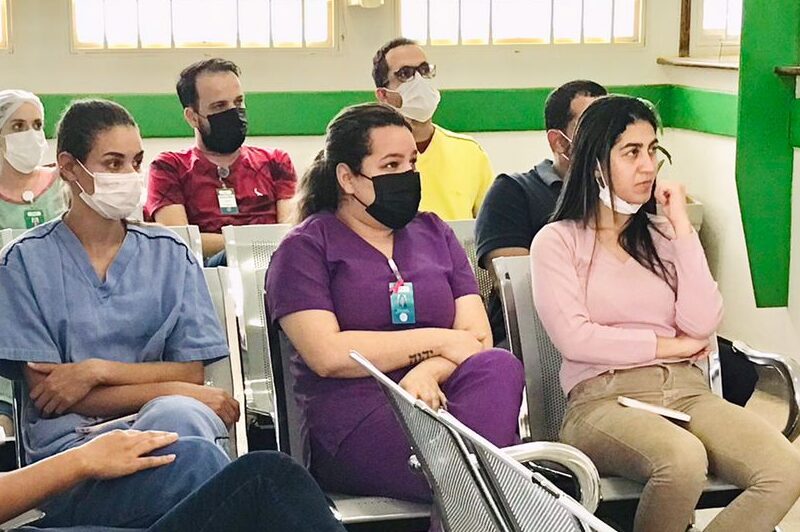 Profissionais do Hospital Estadual de Formosa assistem a palestra sobre comunicação
