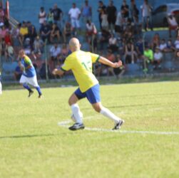 Mairiporã recebe partida de futebol solidária com a presença de craques