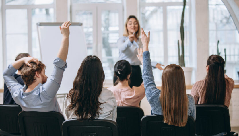 Qual a importância do treinamento, reciclagem e atualização dos funcionários?