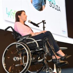 Lais Souza ministra palestra sobre qualidade em evento empresarial