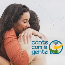 Imagem de duas mulheres se abraçando e se acolhendo acompanhada de logomarca do projeto Conte com a Gente