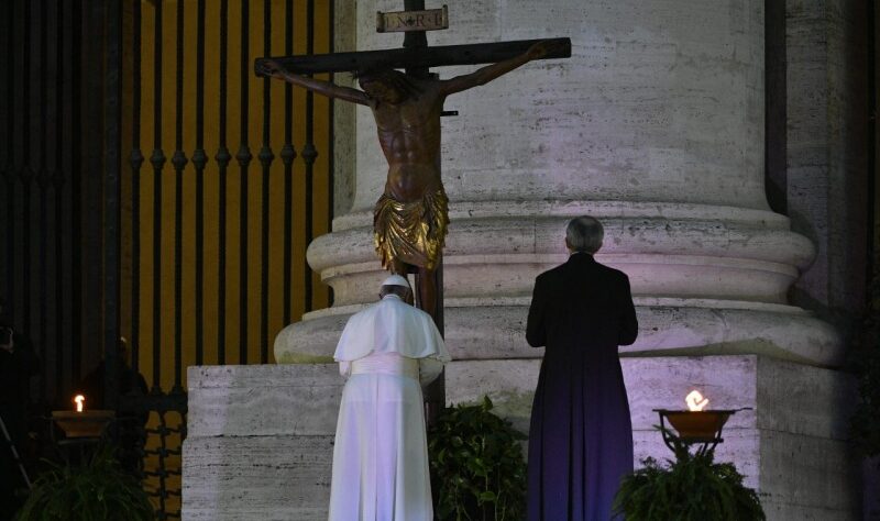 Autor lança narrativa ficcional sobre Papa e Igreja Católica