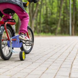 Andar de bicicleta ajuda no desenvolvimento infantil, diz estudo