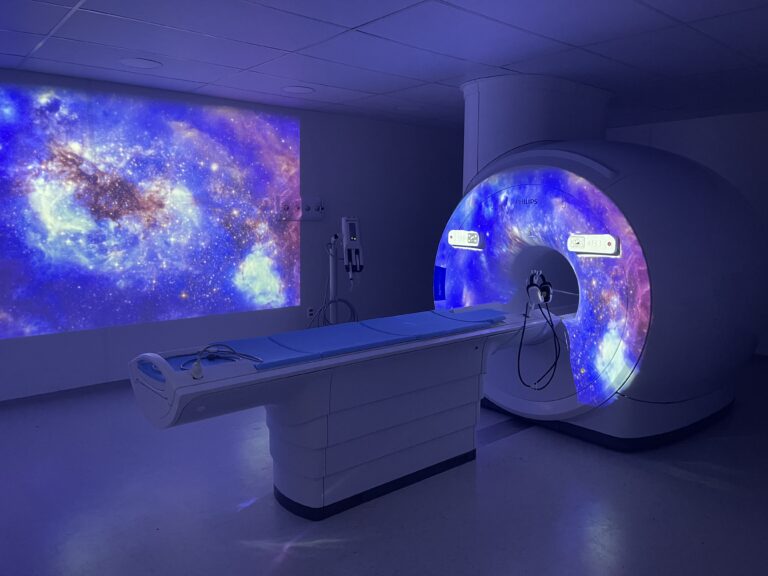 Aparelho de Ressonância Magnética do HCN, com imagens projetadas de uma galáxia