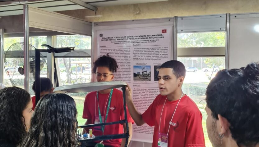 Alunos da ETEC Jaraguá apresentam fogão solar na Febrace, com apoio da FAEP