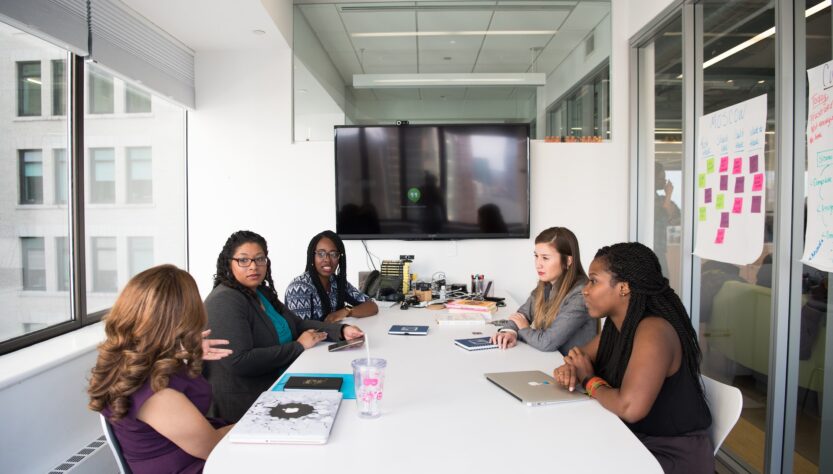 CORREÇÃO: Mulheres relatam assédio no trabalho