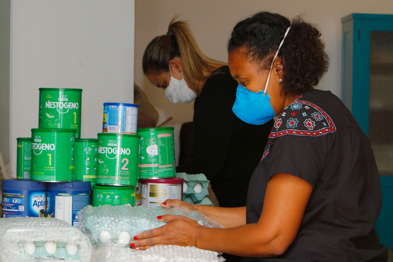 Mulheres apoiam mulheres que são mães solo.