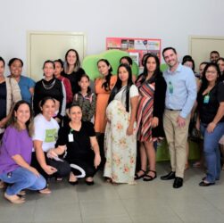 Esta imagem contém, dois homens e várias mulheres posando para a foto lado a lado e algumas abaixadas. Entre essas pessoas estão mulheres gestantes no HCN, violência obstétrica, parto humanizado