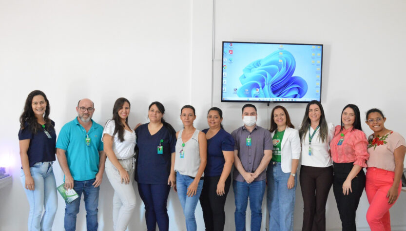 Na imagem em destaque encontrasse nove mulheres e dois homens, todas as pessoas estão posando para uma foto em fileira, à frente de uma parede branca. O treinamento foi realizado para capacitar equipe sobre doação de órgãos e transplantes.