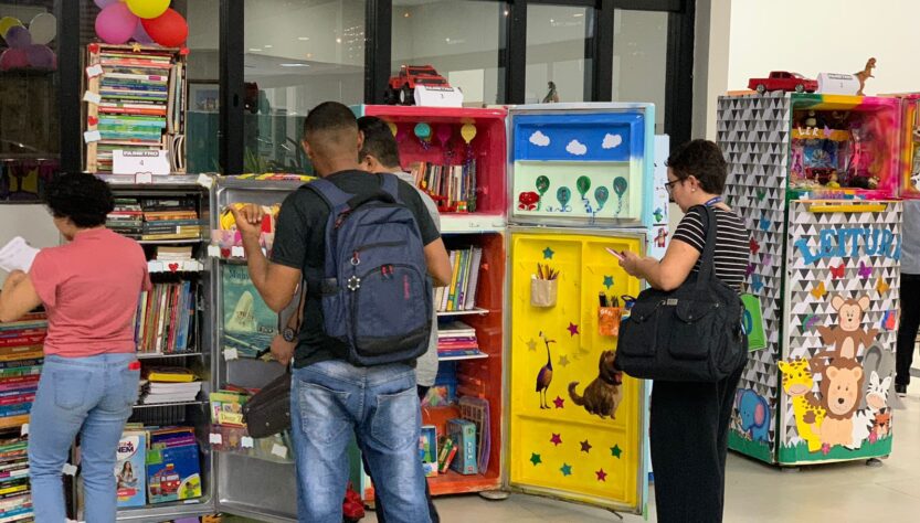 Projeto beneficia comunidades com bibliotecas feitas a partir de geladeiras