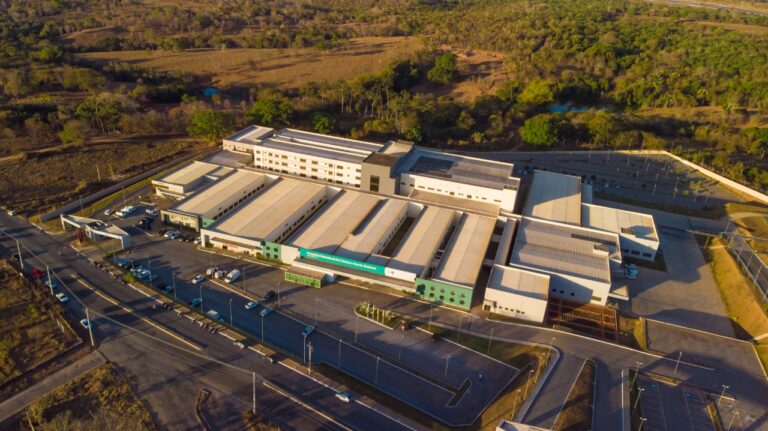 Foto aérea da fachada do Hospital Estadual do Centro-Norte Goiano (HCN)