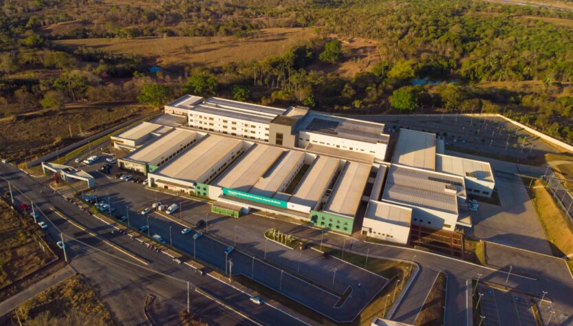 Foto aérea da fachada do Hospital Estadual do Centro-Norte Goiano (HCN)