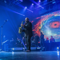 Saxofonista Angelo Torres celebra 20 anos de carreira solo em turnê nacional