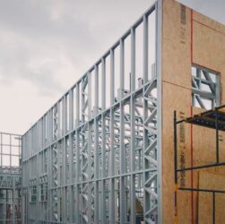 Construções em aço galvanizado protegem contra enchentes