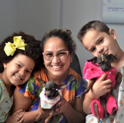 Pacientes do HCN com os cães Cacau e Nescau durante a sessão de Pet Terapia