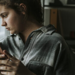 Tempo de tela eleva os níveis de ansiedade em adolescentes