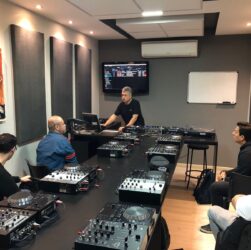 Escola de DJs e produção musical investe em novos métodos de ensino