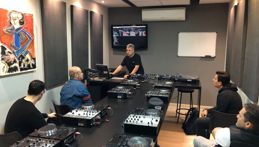 Escola de DJs e produção musical investe em novos métodos de ensino