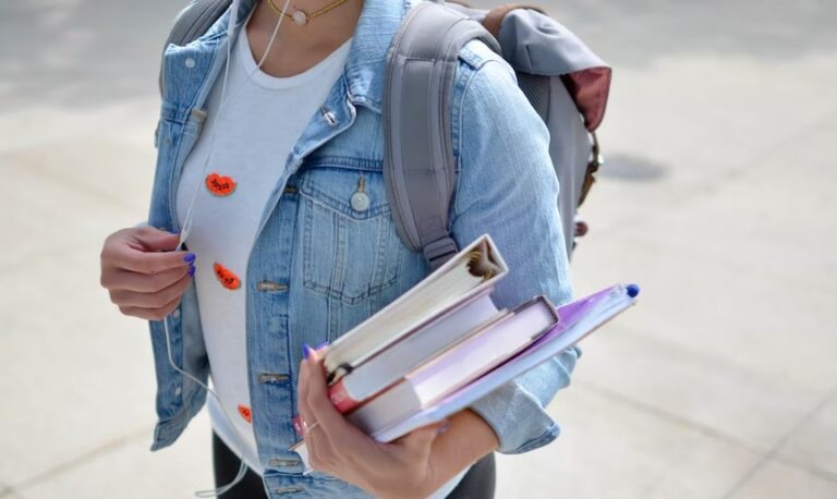 Esse receio, conforme a pesquisa, se relaciona com o fato de que 50% dos respondentes têm medo da interferência da família dos alunos em questões sobre diversidade sexual e de gênero na escola.