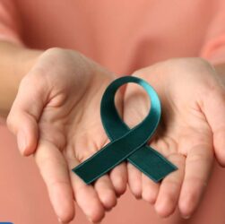 A Campanha Julho Verde-Escuro chama a atenção para a importância de exames preventivos e do diagnóstico precoce dos chamados cânceres ginecológicos – aqueles que afetam um ou mais órgãos do aparelho reprodutor feminino. As ocorrências mais frequentes desse tipo de câncer no Brasil são de tumores no colo do útero, no corpo do útero e no ovário.