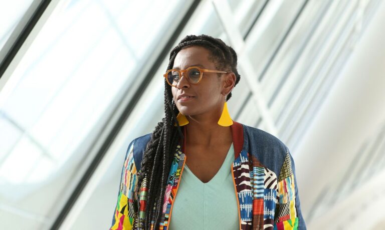 A evasão de estudantes negros das universidades é um fator que indica a necessidade da formulação de novas políticas públicas que permitam a permanência desses alunos.