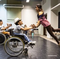 Jaime Arôxa comanda aulas de dança de salão para cadeirantes