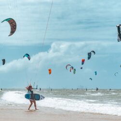 Kitesurfistas dão volta ao mundo retirando lixo dos oceanos