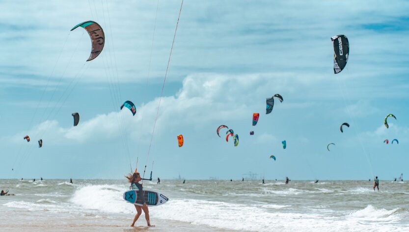 Kitesurfistas dão volta ao mundo retirando lixo dos oceanos