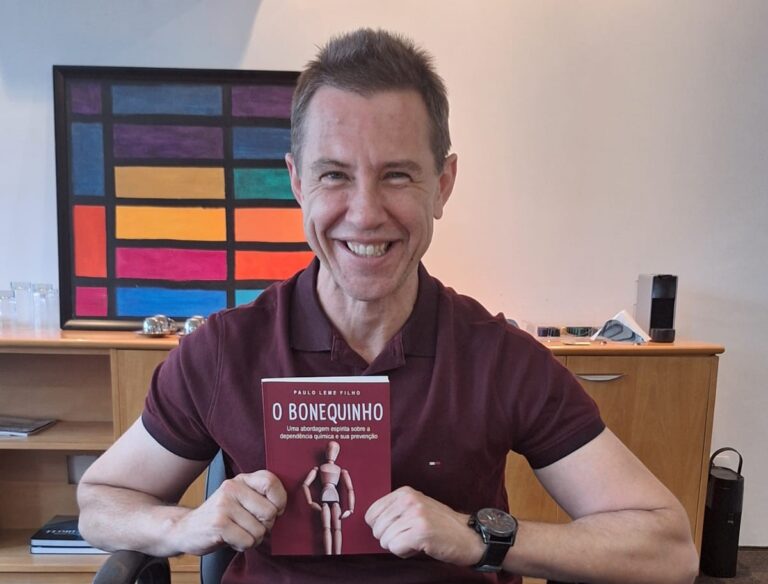 O Bonequinho de Paulo Leme Filho aborda ansiedade e alcoolismo entre jovens