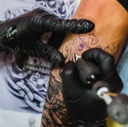 Tatuagens para além da moda podem formar identidades