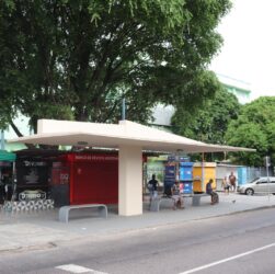 Projeto universitário revitaliza parada de ônibus histórica