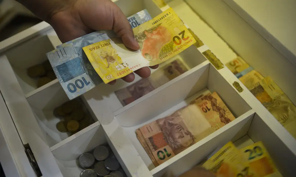 Salário Minimo de R$ 1.412 no Brasil de 2024