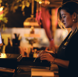 Mulheres são 54% dos funcionários de bares e restaurantes