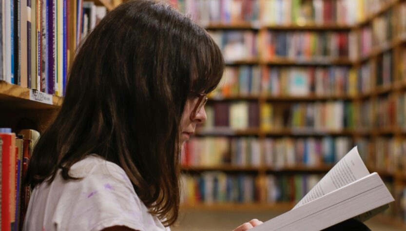 Clube do livro dentro da escola incentiva o hábito da leitura entre os jovens