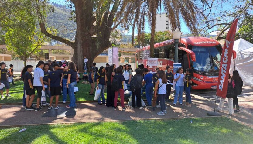 Viação Santa Cruz leva passageiros ao Flipoços